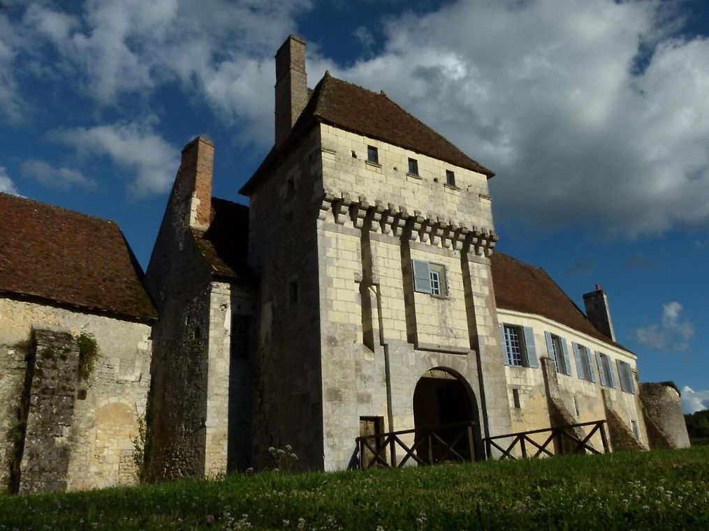 Греоулд Касл монастырь. Церковь в Монтрезор Франция. Monastere Abbey Double_6,4%_Франция. Перевести Монтрезор.